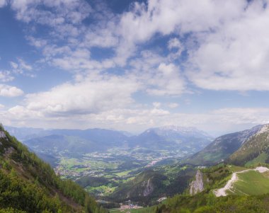 Berchtesgaden Ulusal Parkı, Yukarı Bavyera Alpleri, Almanya ve Avrupa 'daki Jenner Dağı yakınlarındaki dağ vadisinin güzel manzarası. Doğa konseptinin güzelliği.