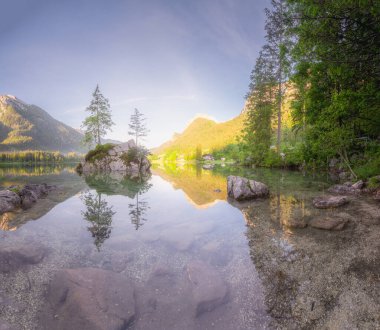Dağ manzarası ve güzel Hintersee gölde Berchtesgaden Milli Parkı, üst Bavyera Alpleri, Almanya, Avrupa görünümünü. Doğa kavramı arka plan güzelliği.