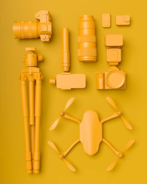 Mevcut olmayan DSLR kamera, cep telefonu, monokrom arka planda selfie çubuğundaki dron ve aksiyon kamerası gibi tasarımcı çalışma alanının ve teçhizatının üst görüntüsü. Canlı yayın için 3D aksesuar hazırlama