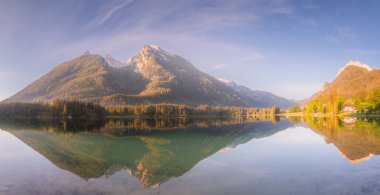 Dağ manzarası ve güzel Hintersee gölde Berchtesgaden Milli Parkı, üst Bavyera Alpleri, Almanya, Avrupa görünümünü. Doğa kavramı arka plan güzelliği.