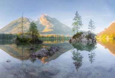 Dağ manzarası ve güzel Hintersee gölde Berchtesgaden Milli Parkı, üst Bavyera Alpleri, Almanya, Avrupa görünümünü. Doğa kavramı arka plan güzelliği.