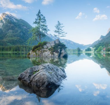 Dağ manzarası ve güzel Hintersee gölde Berchtesgaden Milli Parkı, üst Bavyera Alpleri, Almanya, Avrupa görünümünü. Doğa kavramı arka plan güzelliği.