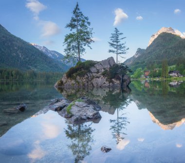 Dağ manzarası ve güzel Hintersee gölde Berchtesgaden Milli Parkı, üst Bavyera Alpleri, Almanya, Avrupa görünümünü. Doğa kavramı arka plan güzelliği.