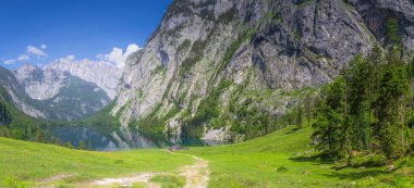 Berchtesgaden Ulusal Parkı, Yukarı Bavyera Alpleri, Almanya ve Avrupa 'daki Obersee Gölü yakınlarındaki dağ vadisinin güzel manzarası. Doğa konseptinin güzelliği.