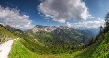 Berchtesgaden Ulusal Parkı, Yukarı Bavyera Alpleri, Almanya ve Avrupa 'daki Jenner Dağı yakınlarındaki dağ vadisinin güzel manzarası. Doğa konseptinin güzelliği.