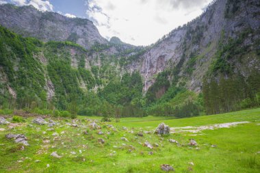 Berchtesgaden Ulusal Parkı 'ndaki Konigssee Gölü yakınlarındaki Rothbach Şelalesi' nin güzel manzarası, Yukarı Bavyera Alpleri, Almanya, Avrupa. Doğa konseptinin güzelliği.