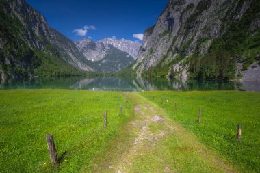 Berchtesgaden Ulusal Parkı, Yukarı Bavyera Alpleri, Almanya ve Avrupa 'daki Obersee Gölü yakınlarındaki dağ vadisinin güzel manzarası. Doğa konseptinin güzelliği.