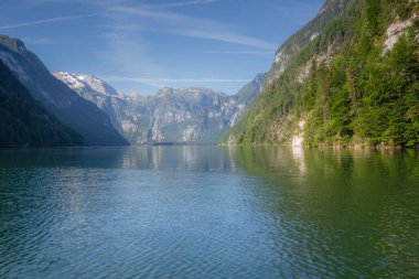 Berchtesgaden Ulusal Parkı 'ndaki Jenner Dağı yakınlarındaki Konigsee Gölü manzarası, Yukarı Bavyera Alpleri, Almanya, Avrupa. Doğa konseptinin güzelliği.
