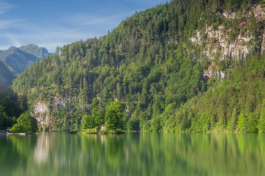 Berchtesgaden Ulusal Parkı, Alpler Almanya, Avrupa 'daki Konigsee Gölü' ndeki yolcu vapuru istasyonu veya rıhtımı. Doğa konseptinin güzelliği.