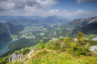 Berchtesgaden Ulusal Parkı, Yukarı Bavyera Alpleri, Almanya ve Avrupa 'daki Jenner Dağı yakınlarındaki dağ vadisinin güzel manzarası. Doğa konseptinin güzelliği.