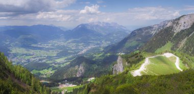Berchtesgaden Ulusal Parkı, Yukarı Bavyera Alpleri, Almanya ve Avrupa 'daki Jenner Dağı yakınlarındaki dağ vadisinin güzel manzarası. Doğa konseptinin güzelliği.