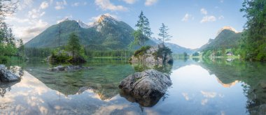 Dağ manzarası ve güzel Hintersee gölde Berchtesgaden Milli Parkı, üst Bavyera Alpleri, Almanya, Avrupa görünümünü. Doğa kavramı arka plan güzelliği.