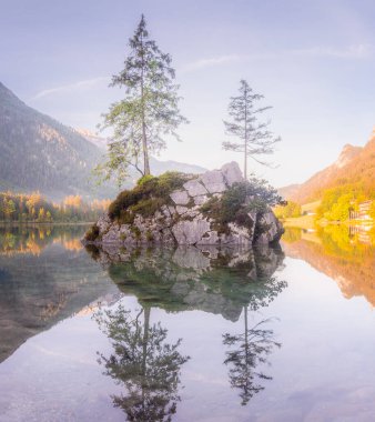 Dağ manzarası ve güzel Hintersee gölde Berchtesgaden Milli Parkı, üst Bavyera Alpleri, Almanya, Avrupa görünümünü. Doğa kavramı arka plan güzelliği.