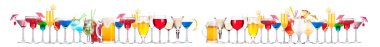 Bira, martini, soda, şampanya, beyaz arka planda izole edilmiş viski gibi farklı alkollü kokteyller.
