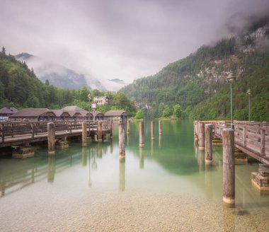 Sisli dağlarla, yeşilliklerle ve huzurlu bir çevreyle sakin ve güzel bir manzara yaratan sakin bir göl kenarı. Berchtesgaden Ulusal Parkı, Alpler Almanya