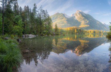 Dağ manzarası ve güzel Hintersee gölde Berchtesgaden Milli Parkı, üst Bavyera Alpleri, Almanya, Avrupa görünümünü. Doğa kavramı arka plan güzelliği.