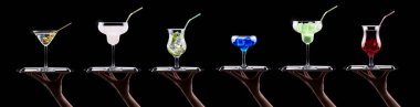 Bira, martini, soda, şampanya, siyah arka planda izole edilmiş viski gibi farklı alkollü kokteyller.