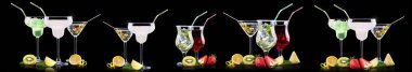 Bira, martini, soda, şampanya, siyah arka planda izole edilmiş viski gibi farklı alkollü kokteyller.