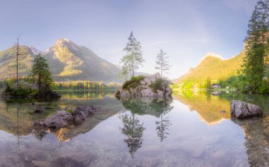 Dağ manzarası ve güzel Hintersee gölde Berchtesgaden Milli Parkı, üst Bavyera Alpleri, Almanya, Avrupa görünümünü. Doğa kavramı arka plan güzelliği.