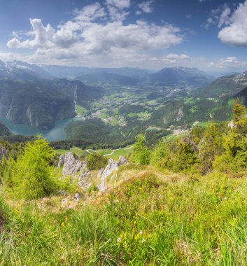 Berchtesgaden Ulusal Parkı, Yukarı Bavyera Alpleri, Almanya ve Avrupa 'daki Jenner Dağı yakınlarındaki dağ vadisinin güzel manzarası. Doğa konseptinin güzelliği.