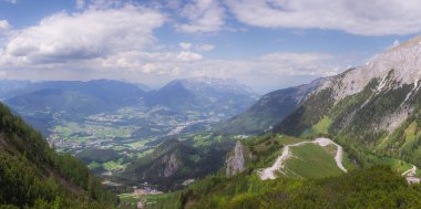 Berchtesgaden Ulusal Parkı, Yukarı Bavyera Alpleri, Almanya ve Avrupa 'daki Jenner Dağı yakınlarındaki dağ vadisinin güzel manzarası. Doğa konseptinin güzelliği.