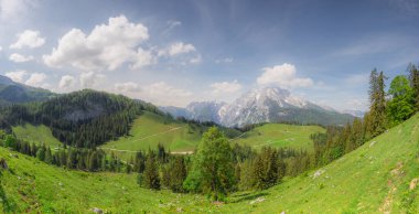 Berchtesgaden Ulusal Parkı, Yukarı Bavyera Alpleri, Almanya ve Avrupa 'daki Jenner Dağı yakınlarındaki dağ vadisinin güzel manzarası. Doğa konseptinin güzelliği.