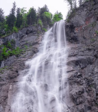 Berchtesgaden Ulusal Parkı 'ndaki Konigssee Gölü yakınlarındaki Rothbach Şelalesi' nin güzel manzarası, Yukarı Bavyera Alpleri, Almanya, Avrupa. Doğa konseptinin güzelliği.
