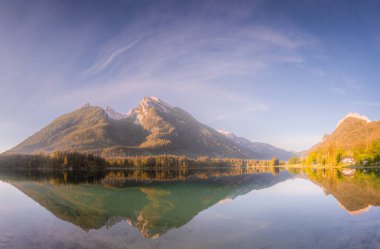 Dağ manzarası ve güzel Hintersee gölde Berchtesgaden Milli Parkı, üst Bavyera Alpleri, Almanya, Avrupa görünümünü. Doğa kavramı arka plan güzelliği.