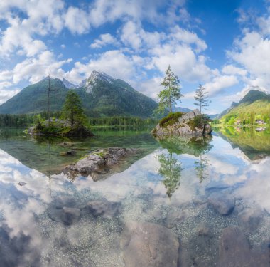 Dağ manzarası ve güzel Hintersee gölde Berchtesgaden Milli Parkı, üst Bavyera Alpleri, Almanya, Avrupa görünümünü. Doğa kavramı arka plan güzelliği.