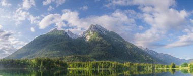 Dağ manzarası ve güzel Hintersee gölde Berchtesgaden Milli Parkı, üst Bavyera Alpleri, Almanya, Avrupa görünümünü. Doğa kavramı arka plan güzelliği.