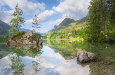 Dağ manzarası ve güzel Hintersee gölde Berchtesgaden Milli Parkı, üst Bavyera Alpleri, Almanya, Avrupa görünümünü. Doğa kavramı arka plan güzelliği.