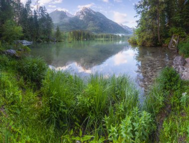 Dağ manzarası ve güzel Hintersee gölde Berchtesgaden Milli Parkı, üst Bavyera Alpleri, Almanya, Avrupa görünümünü. Doğa kavramı arka plan güzelliği.