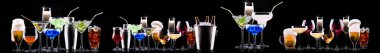 Bira, martini, soda, şampanya, siyah arka planda izole edilmiş viski gibi farklı alkollü kokteyller.