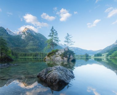 Dağ manzarası ve güzel Hintersee gölde Berchtesgaden Milli Parkı, üst Bavyera Alpleri, Almanya, Avrupa görünümünü. Doğa kavramı arka plan güzelliği.
