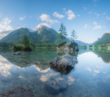 Dağ manzarası ve güzel Hintersee gölde Berchtesgaden Milli Parkı, üst Bavyera Alpleri, Almanya, Avrupa görünümünü. Doğa kavramı arka plan güzelliği.