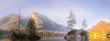 Dağ manzarası ve güzel Hintersee gölde Berchtesgaden Milli Parkı, üst Bavyera Alpleri, Almanya, Avrupa görünümünü. Doğa kavramı arka plan güzelliği.