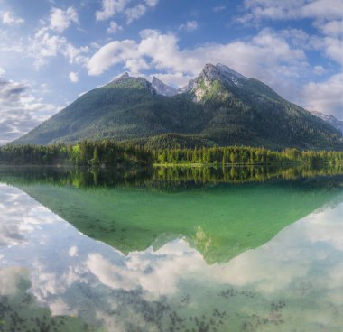 Dağ manzarası ve güzel Hintersee gölde Berchtesgaden Milli Parkı, üst Bavyera Alpleri, Almanya, Avrupa görünümünü. Doğa kavramı arka plan güzelliği.