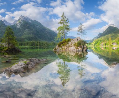 Dağ manzarası ve güzel Hintersee gölde Berchtesgaden Milli Parkı, üst Bavyera Alpleri, Almanya, Avrupa görünümünü. Doğa kavramı arka plan güzelliği.