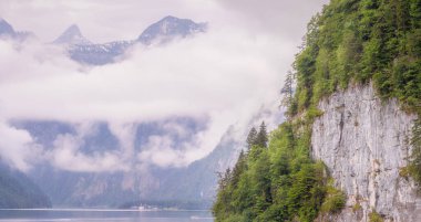 Berchtesgaden Ulusal Parkı 'ndaki Jenner Dağı yakınlarındaki Konigsee Gölü manzarası, Yukarı Bavyera Alpleri, Almanya, Avrupa. Doğa konseptinin güzelliği.