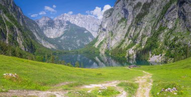 Berchtesgaden Ulusal Parkı, Yukarı Bavyera Alpleri, Almanya ve Avrupa 'daki Obersee Gölü yakınlarındaki dağ vadisinin güzel manzarası. Doğa konseptinin güzelliği.