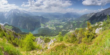 Berchtesgaden Ulusal Parkı, Yukarı Bavyera Alpleri, Almanya ve Avrupa 'daki Jenner Dağı yakınlarındaki dağ vadisinin güzel manzarası. Doğa konseptinin güzelliği.