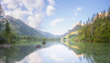 Dağ manzarası ve güzel Hintersee gölde Berchtesgaden Milli Parkı, üst Bavyera Alpleri, Almanya, Avrupa görünümünü. Doğa kavramı arka plan güzelliği.