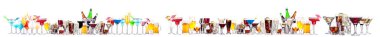 Bira, martini, soda, şampanya, beyaz arka planda izole edilmiş viski gibi farklı alkollü kokteyller.