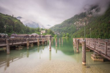Sisli dağlarla, yeşilliklerle ve huzurlu bir çevreyle sakin ve güzel bir manzara yaratan sakin bir göl kenarı. Berchtesgaden Ulusal Parkı, Alpler Almanya