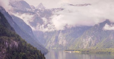 Berchtesgaden Ulusal Parkı 'ndaki Jenner Dağı yakınlarındaki Konigsee Gölü manzarası, Yukarı Bavyera Alpleri, Almanya, Avrupa. Doğa konseptinin güzelliği.
