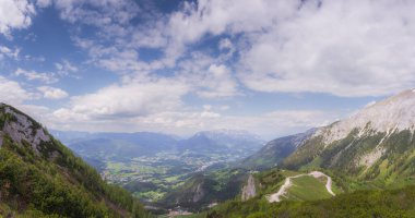 Berchtesgaden Ulusal Parkı, Yukarı Bavyera Alpleri, Almanya ve Avrupa 'daki Jenner Dağı yakınlarındaki dağ vadisinin güzel manzarası. Doğa konseptinin güzelliği.