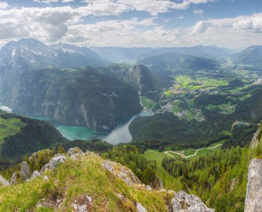 Berchtesgaden Ulusal Parkı 'ndaki Jenner Dağı yakınlarındaki Konigsee Gölü manzarası, Yukarı Bavyera Alpleri, Almanya, Avrupa. Doğa konseptinin güzelliği.