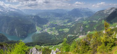 Berchtesgaden Ulusal Parkı, Yukarı Bavyera Alpleri, Almanya ve Avrupa 'daki Jenner Dağı yakınlarındaki dağ vadisinin güzel manzarası. Doğa konseptinin güzelliği.