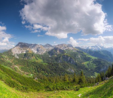 Berchtesgaden Ulusal Parkı, Yukarı Bavyera Alpleri, Almanya ve Avrupa 'daki Jenner Dağı yakınlarındaki dağ vadisinin güzel manzarası. Doğa konseptinin güzelliği.