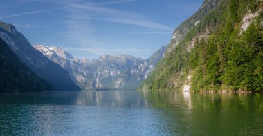 Berchtesgaden Ulusal Parkı 'ndaki Jenner Dağı yakınlarındaki Konigsee Gölü manzarası, Yukarı Bavyera Alpleri, Almanya, Avrupa. Doğa konseptinin güzelliği.